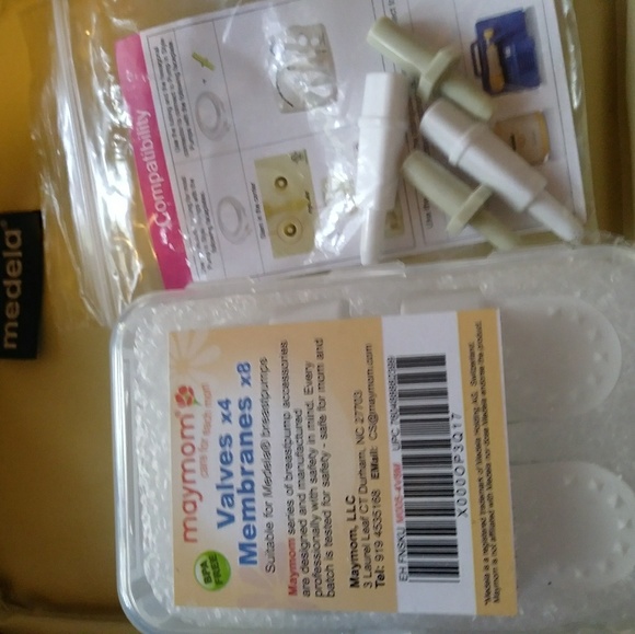 Medela Breastpump & Bag (w/featured accessories) - Picture 4 of 7